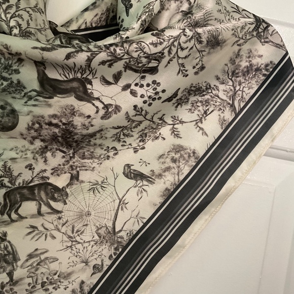 Fable England Wolf Garden Square Scarf - Black - NWT - Picture 15 of 16